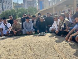 *Selesaikan Umrah, Ahmad Luthfi Ziarah Makam Mbah Moen di Ma’la*