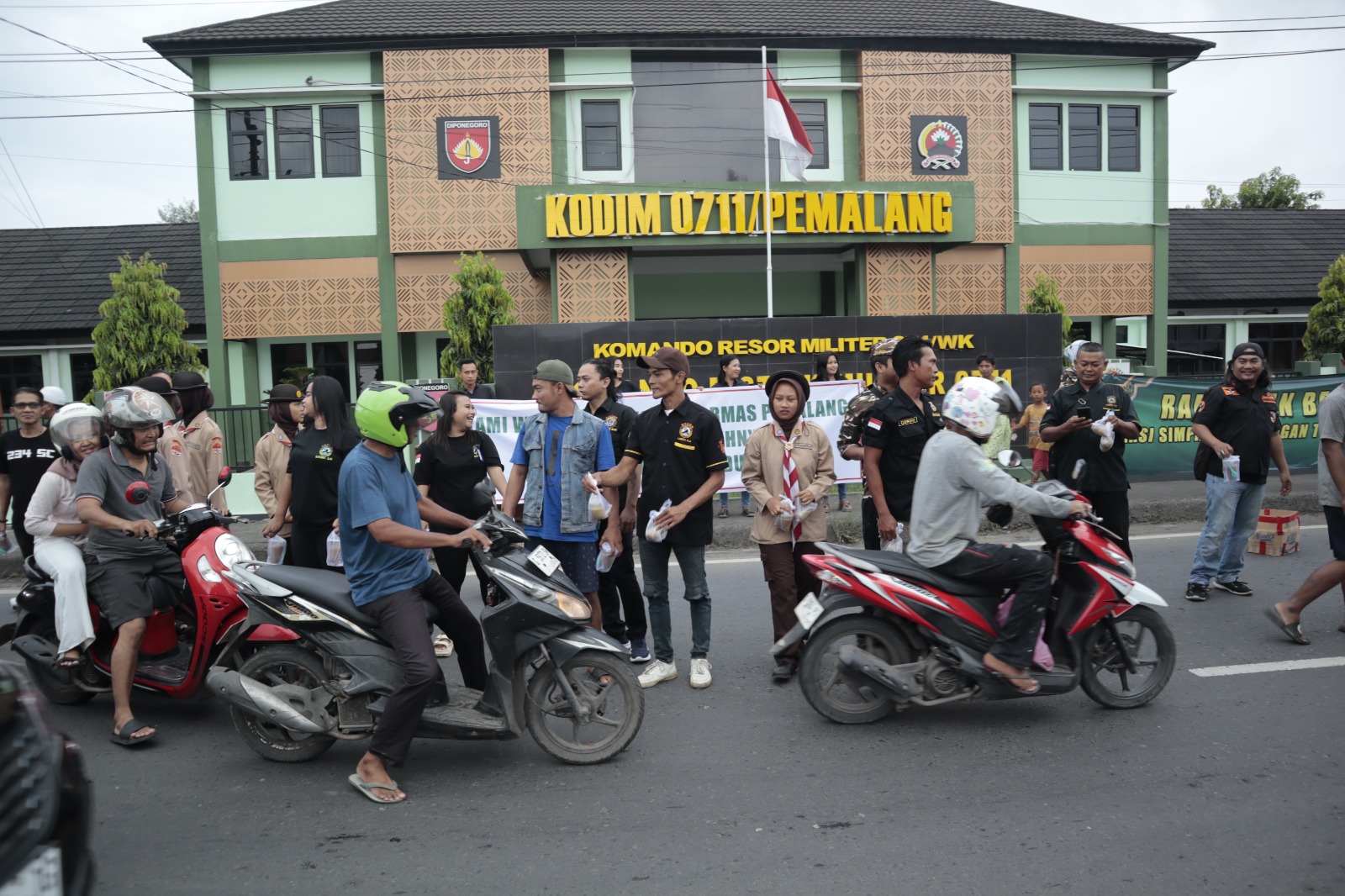 Ungkapan Rasa Syukur dan Bentuk Dukungan Atas Disahkannya RUU TNI, Warga dan Ormas Pemalang Berbagi Takjil di Bulan Penuh Berkah 1 IMG 20250326 WA0069