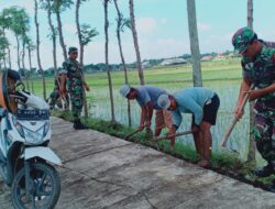 Anggota Koramil Comal Bersama Kelompok Tani Sarwodadi 3 Kerja Bakti Pembuatan Saluran Air