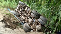 Truk Molen Terguling Akibat Jalan Ambles di Perbatasan Dukuh Lumpang–Sambeng, Sopir Selamat 5 IMG 20251210 WA0015