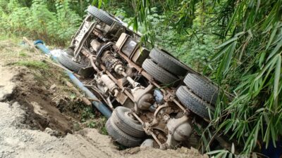 Truk Molen Terguling Akibat Jalan Ambles di Perbatasan Dukuh Lumpang–Sambeng, Sopir Selamat 11 IMG 20251210 WA0015