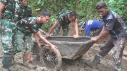 Medan Berlumpur Bukan Penghalang, “Pasukan Angkong” Jadi Andalan di TMMD Reguler ke-127 Kodim Brebes