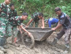 Medan Berlumpur Bukan Penghalang, “Pasukan Angkong” Jadi Andalan di TMMD Reguler ke-127 Kodim Brebes