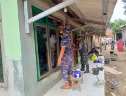 TNI AL Bersinergi Percantik Rumah Bu Caski Dalam Program RTLH