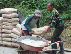 Puasa Tak Jadi Penghalang, Serka Lantoro dan Warga Tunjukkan Kemanunggalan Sejati di Lokasi TMMD