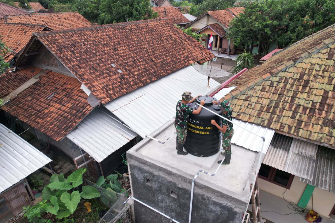 Wujudkan Sanitasi Layak, Satgas TMMD Pasang Toren Air di Mushola Al-Badriah Desa Cikuya 1 IMG 20260305 WA0017