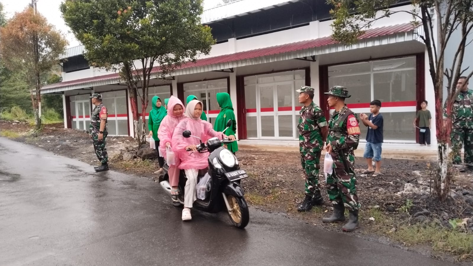 Anggota Koramil 08/Randudongkal Bersama Persit Ranting 9 Bagikan Takjil kepada Warga di Desa Kalimas 1 IMG 20260305 WA0047