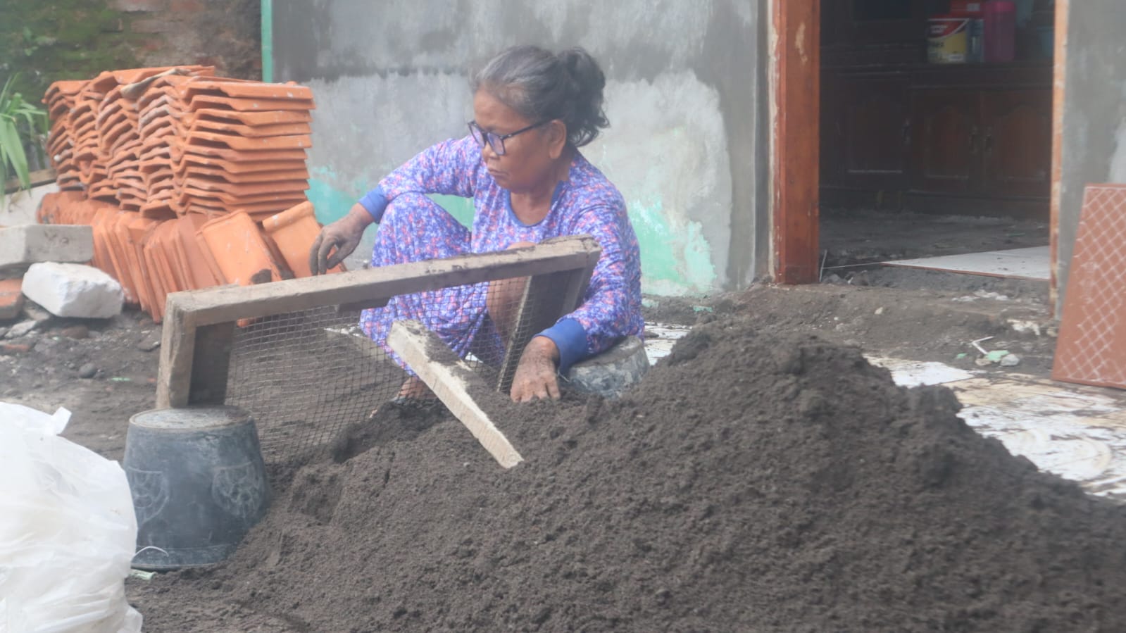 Semangat Tak Kenal Usia, Ibu Rastip 60 Tahun Turut Mengayak Pasir Saat Bedah Rumah 1 IMG 20260306 WA0014