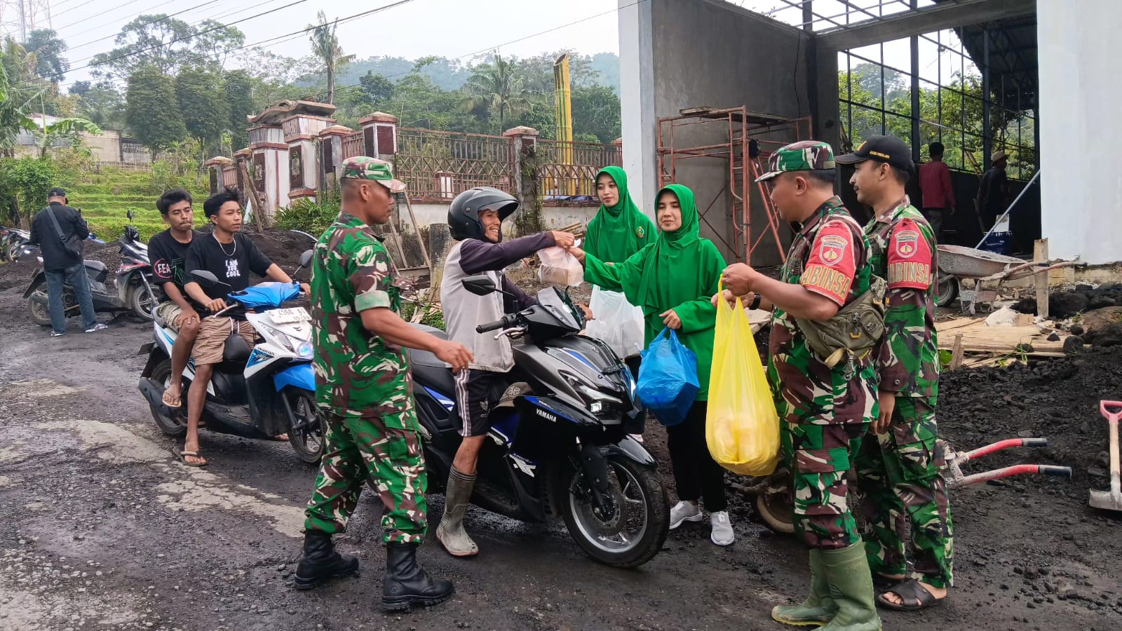 Koramil 12/Watukumpul Bersama Persit Bagikan Takjil di Depan Pembangunan KDKMP Desa Majakerta 1 IMG 20260306 WA0065