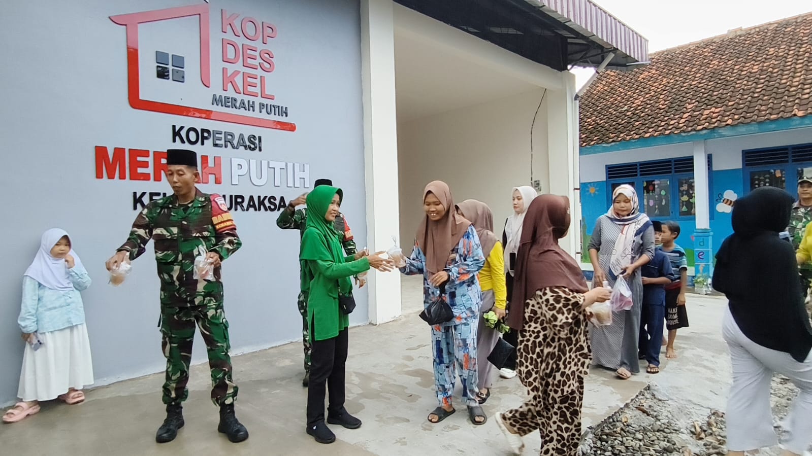 Ramadhan Penuh Berkah, Koramil 01/Pemalang Bersama Persit Bagikan 300 Takjil kepada Warga Paduraksa 1 IMG 20260313 WA0096