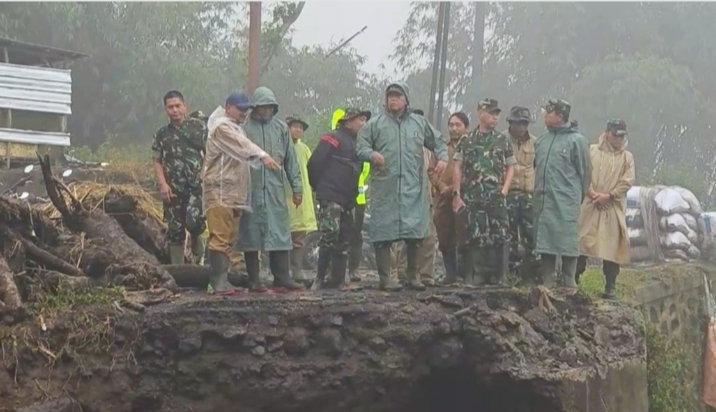 Aksi Cepat Pulihkan Penakir: Pangdam IV/Diponegoro dan Bupati Pemalang Tinjau Jembatan Putus