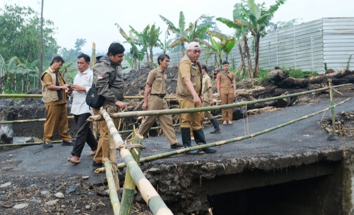 Akses Terputus, Pemkab Pemalang Kebut Pemasangan Jembatan Darurat di Pulosari 1 Akses Terputus, Pemkab Pemalang Kebut Pemasangan Jembatan Darurat di Pulosari