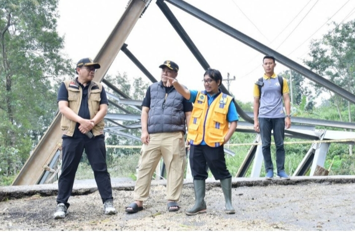 Jembatan Mendelem Runtuh Akibat Hujan Ekstrem, Pemkab Pemalang Targetkan Jembatan Darurat Rampung Sebelum Lebaran 1 Jembatan Mendelem Runtuh Akibat Hujan Ekstrem, Pemkab Pemalang Targetkan Jembatan Darurat Rampung Sebelum Lebaran