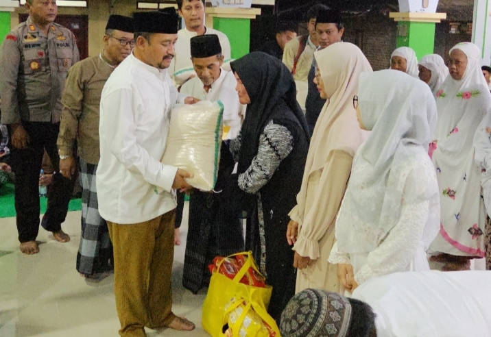 Pererat Silaturahmi, Bupati Pemalang Salurkan Bantuan Sosial untuk Warga Pecangakan Saat Tarhim