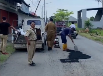 Ekonomi Warga Makin Lancar Setelah Ruas Jalan Purwoharjo – Gintung Diperbaiki 1 Ekonomi Warga Makin Lancar Setelah Ruas Jalan Purwoharjo – Gintung Diperbaiki