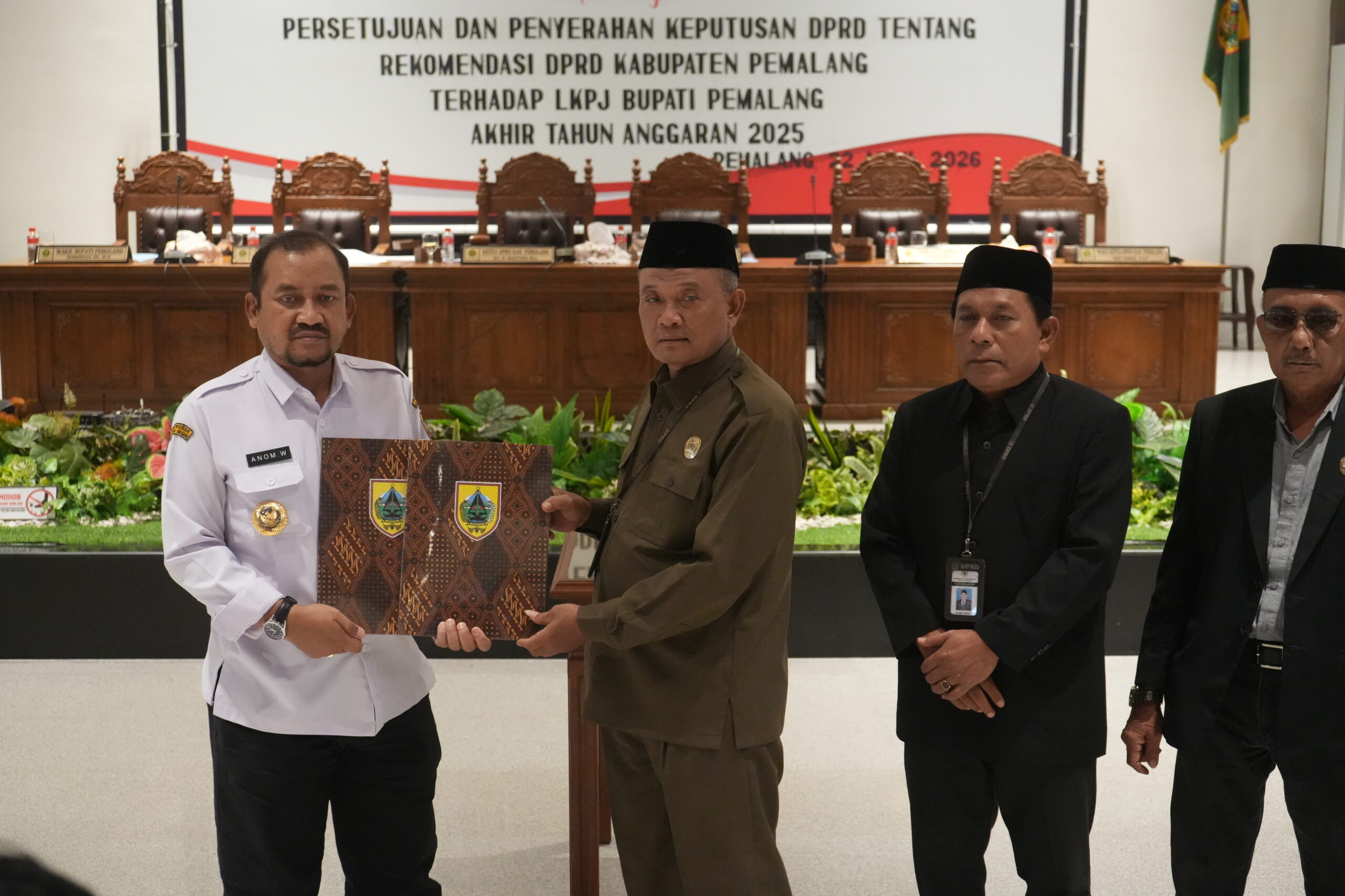 Bupati Pemalang Anom Widiyantoro saat menyampaikan sambutan dalam Rapat Paripurna penyerahan rekomendasi DPRD atas LKPJ 2025.