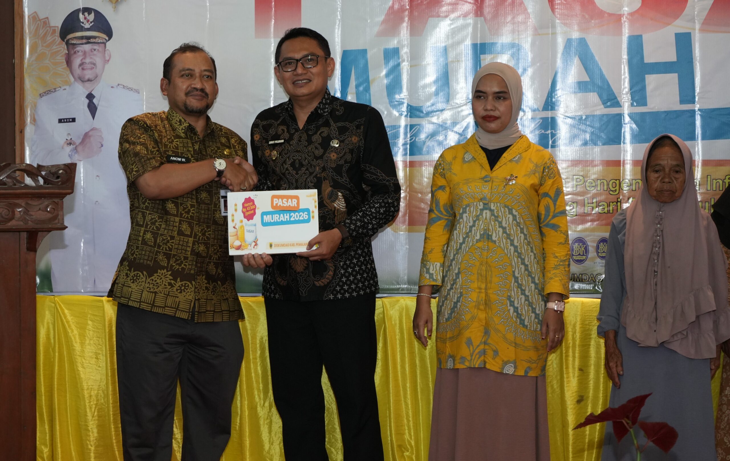 Sambut Lebaran 1447 H, Warga Desa Bulakan Antusias Serbu Paket Sembako Murah 1 Suasana warga Desa Bulakan antre menukarkan kupon sembako murah di halaman kantor desa bersama Bupati Pemalang.