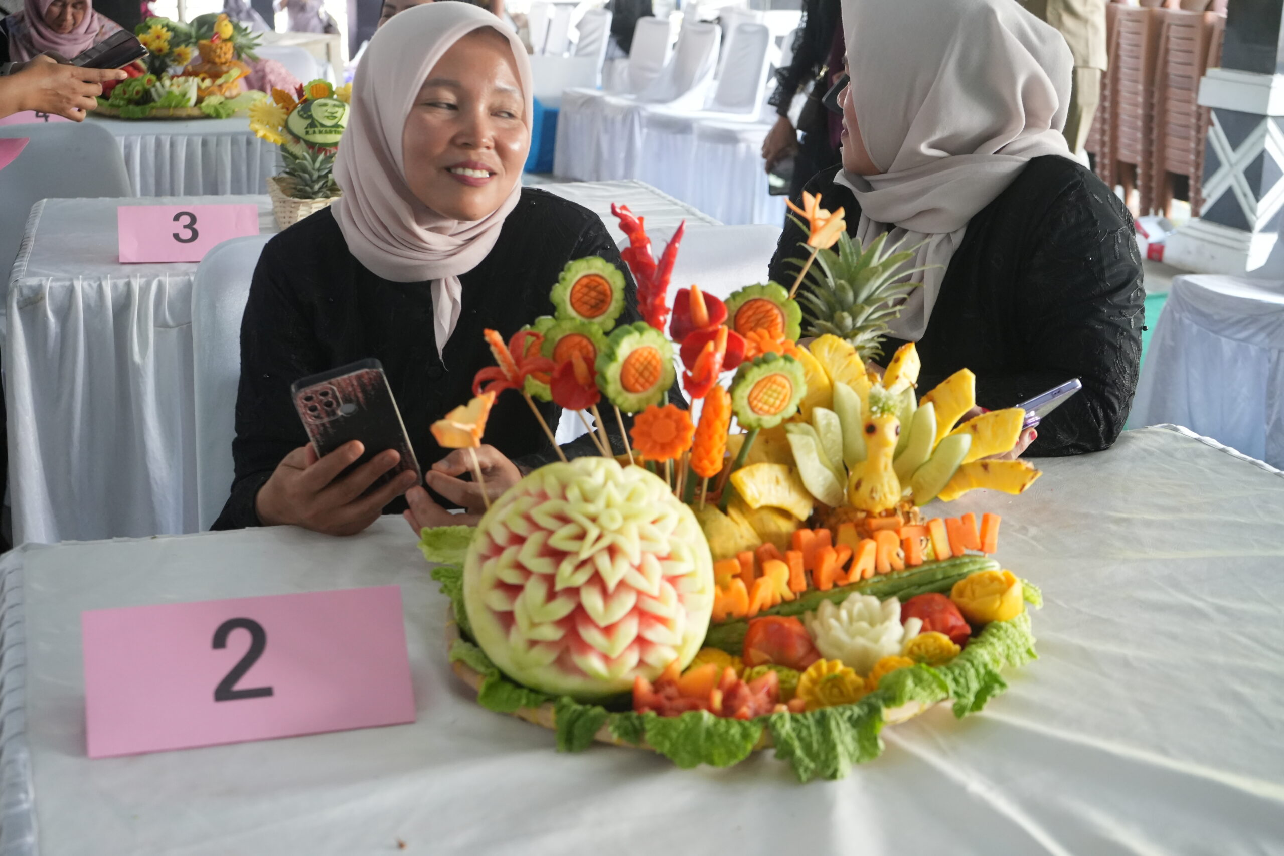 Ketua TP PKK Pemalang Noor Faizah Maenofie saat meninjau kreasi ukir buah dan menu B2SA di Pendopo Kabupaten.