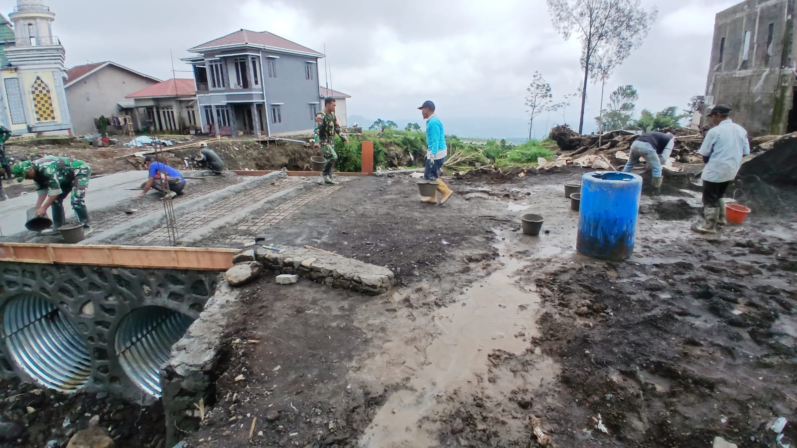 TNI dan Warga Bersinergi, Pembangunan Jembatan Armco Sungai Penakir Dikebut 1 IMG 20260404 WA0020