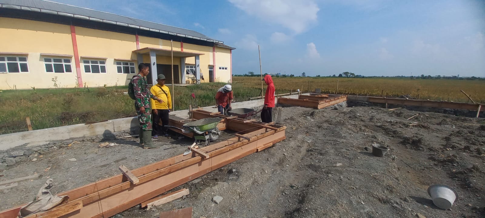 Babinsa Dampingi Progres Pembangunan KDKMP Tambakrejo, Wujudkan Kemandirian Ekonomi Desa 1 IMG 20260405 WA0022