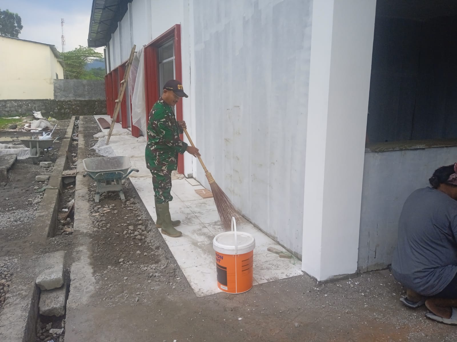 Babinsa Peguyangan Pantau Progres Pembangunan KDKMP, Pastikan Sesuai Perencanaan 1 IMG 20260407 WA0009