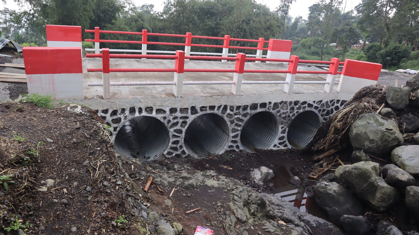 Jembatan Armco Sungai Gesing Rampung, Akses Warga Desa Penakir Kembali Normal 1 IMG 20260410 WA0003