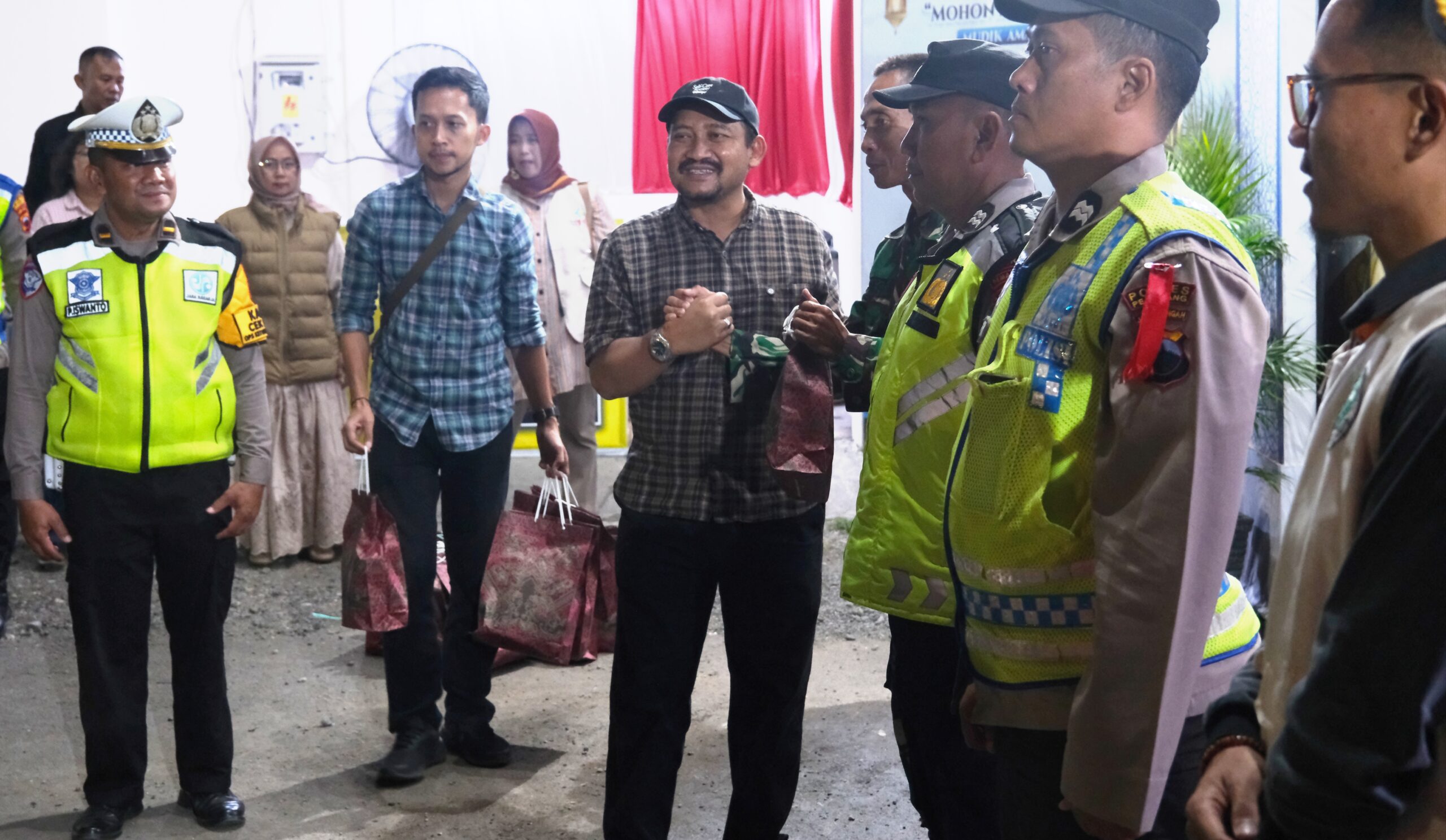 Bupati Pemalang Anom Widiyantoro bersama Kapolres dan Dandim memberikan bingkisan kepada petugas di Pos Pengamanan Gandulan