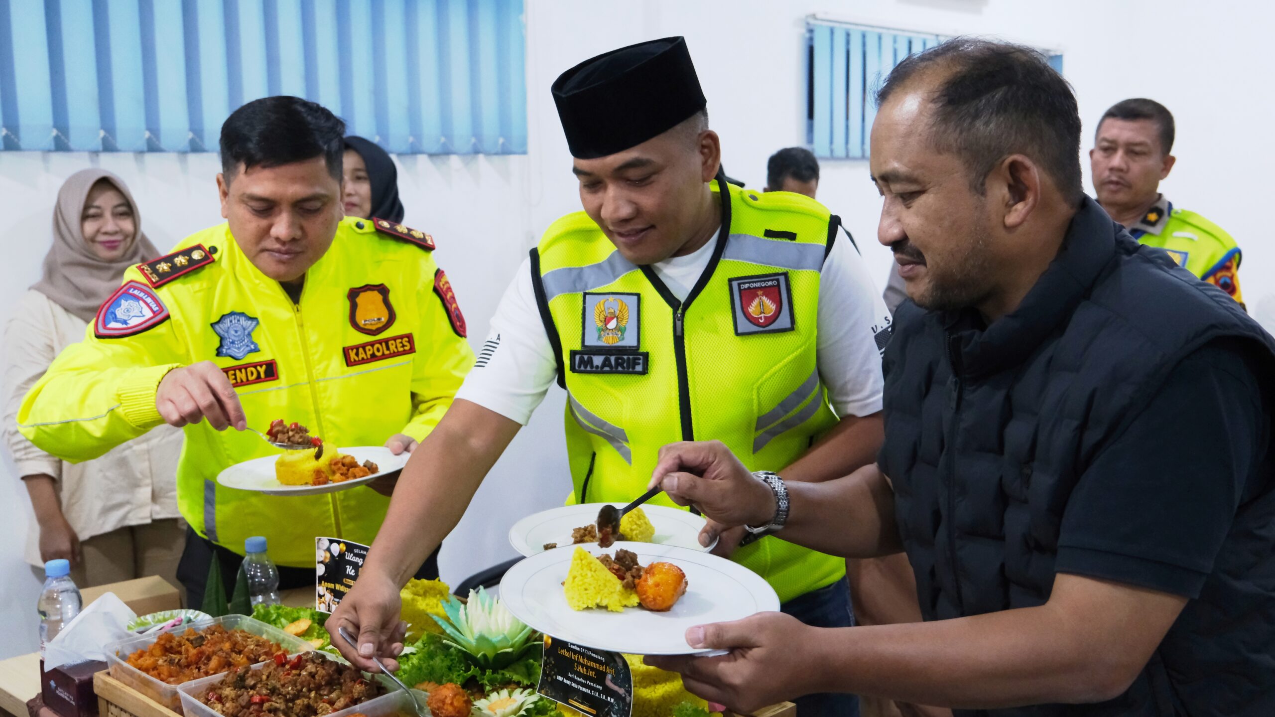 Bupati Pemalang bersama Kapolres dan Dandim mengikuti zoom meeting monitoring malam takbiran di Pos Gandulan