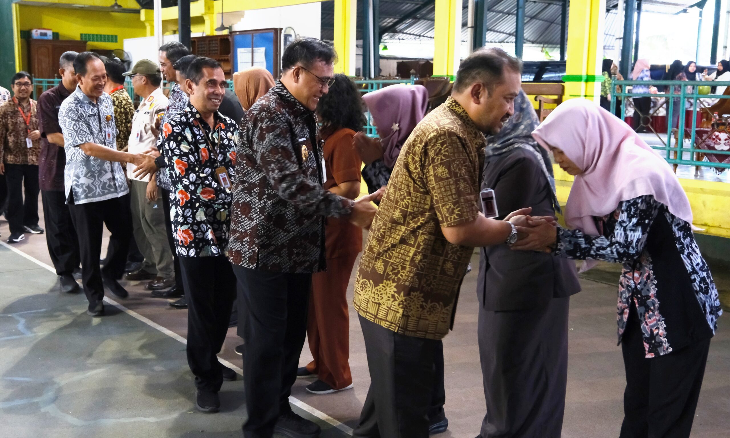 Bupati Pemalang Anom Widiyantoro saat memberikan arahan pada Apel Pagi ASN terkait situasi tanggap darurat bencana di halaman kantor Bupati.