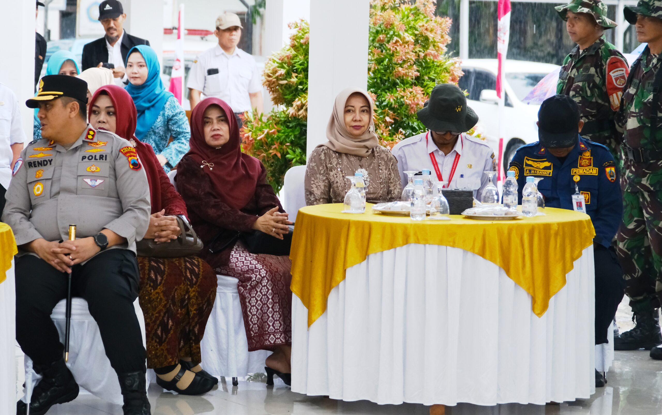 PEMALANG – Pemerintah Kabupaten Pemalang bersama Kodim 0711/Pemalang resmi memulai program TNI Manunggal Membangun Desa (TMMD) Sengkuyung Tahap II Tahun 2026. Pembukaan ditandai dengan upacara dan penandatanganan berita acara serah terima oleh Bupati Pemalang, Anom Widiyantoro, dan Dandim 0711/Pemalang, Letkol Inf. Muhammad Arif, di Balai Desa Klareyan, Kecamatan Petarukan, Rabu (22/4/2026). Selain membuka secara resmi, Bupati Anom yang didampingi jajaran Forkopimda turut menyerahkan bantuan stimulan Rumah Tidak Layak Huni (RTLH) secara simbolis kepada salah satu warga, Sardi, sebagai bentuk komitmen kepedulian sosial pemerintah. Dalam sambutannya, Bupati Anom menegaskan bahwa TMMD merupakan instrumen strategis untuk mempercepat pembangunan daerah, khususnya di wilayah pelosok. Ia menitikberatkan bahwa kemanunggalan antara TNI dan rakyat adalah kunci utama kemajuan desa. “Keberhasilan TMMD sangat bergantung pada semangat gotong royong seluruh unsur. Kita ingin desa-desa di Pemalang semakin maju, mandiri, dan sejahtera melalui akses infrastruktur yang lebih baik,” ujar Bupati Anom. Program TMMD kali ini akan berlangsung selama 30 hari, terhitung sejak 22 April hingga 21 Mei 2026. Fokus utama pembangunan fisik adalah pembuatan talud jalan sepanjang 801 meter di Desa Klareyan. Infrastruktur ini dinilai krusial untuk menjaga ketahanan badan jalan dari ancaman longsor, mengingat mobilitas ekonomi warga sangat bergantung pada jalur tersebut. Untuk merealisasikan proyek ini, anggaran total berasal dari kolaborasi lintas pemerintahan. Pemerintah Kabupaten Pemalang mengalokasikan Rp225 juta melalui bantuan keuangan desa, sementara Pemerintah Provinsi Jawa Tengah memberikan dukungan dana sebesar Rp246 juta. “Dengan adanya talud, aksesibilitas masyarakat diharapkan menjadi lebih lancar dan aman, sehingga mampu mendongkrak denyut ekonomi lokal,” tambah Bupati. Upacara pembukaan ini turut dihadiri oleh jajaran Forkopimda, kepala perangkat daerah, Forkopimcam Petarukan, serta seluruh kepala desa di wilayah Kecamatan Petarukan.