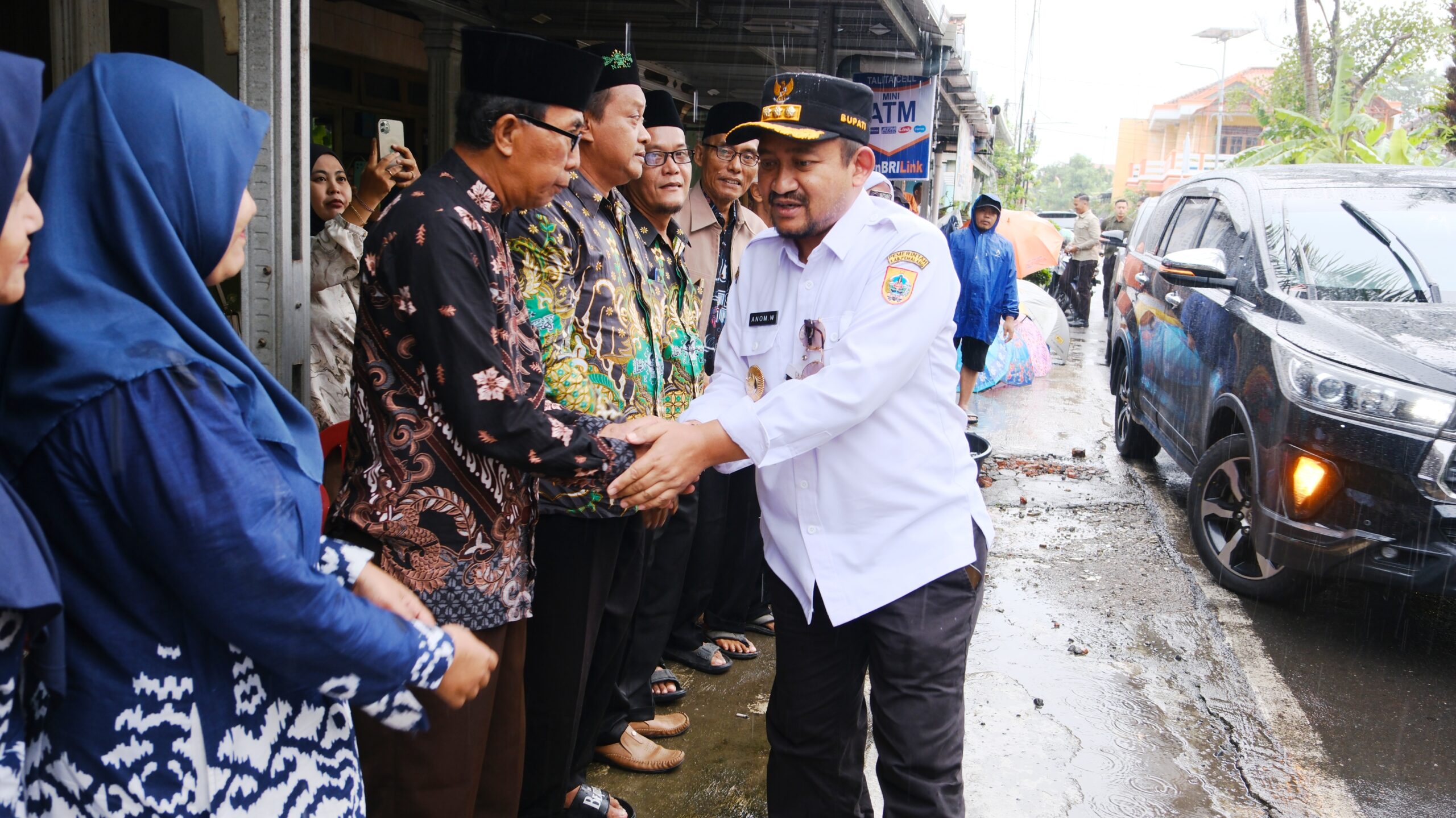 PEMALANG – Momentum peringatan Hari Bumi Sedunia tahun 2026 menjadi titik balik pengelolaan lingkungan di Desa Kandang, Kecamatan Comal. Bupati Pemalang, Anom Widiyantoro, secara resmi meluncurkan Bank Sampah “Dadi Resik” sebagai solusi inovatif mengubah limbah menjadi sumber ekonomi, Rabu (22/4/2026). Peresmian ini ditandai dengan pembukaan selubung papan nama oleh Bupati Anom. Dalam sambutannya, ia menekankan bahwa kepedulian sekecil apa pun terhadap alam akan memberikan dampak luar biasa jika dimulai dari sekarang secara kolektif. “Tidak usah mengukur besar kecilnya, kepedulian sekecil apa pun kepada alam akan memberikan dampak yang luar biasa. Gerakan ini harus kita bangun mulai hari ini dalam rangka Hari Bumi Sedunia,” ujar Bupati Anom. Bupati juga memberikan apresiasi khusus kepada kaum perempuan di Desa Kandang yang menjadi motor penggerak bank sampah ini. Menurutnya, ibu-ibu memiliki peran strategis sebagai pelopor edukasi lingkungan bagi generasi muda. Lebih lanjut, Anom menyoroti perubahan paradigma dalam memandang sampah. Jika dahulu membuang sampah dianggap sebagai beban biaya, kini melalui sistem bank sampah, masyarakat justru bisa meraup keuntungan finansial. “Sekarang buang sampah malah dapat uang. Ini paradigma yang harus dikembangkan, bahwa membuang sampah itu bukan biaya tapi malah dapat rezeki. Bahkan sampah organik pun nilai cuannya luar biasa,” tambahnya. Pengelola Bank Sampah “Dadi Resik”, Puji Jawiyah, menjelaskan bahwa seluruh pengurus bank sampah ini adalah perempuan. Sejak dibentuk pada Oktober 2025 melalui hasil Musrenbangdes, lembaga ini telah memiliki 71 nasabah aktif. Sistemnya pun sederhana; warga membawa sampah anorganik untuk ditimbang, dan hasilnya langsung dicatat dalam buku tabungan nasabah. Meski saat ini operasional penjemputan masih menggunakan gerobak karena keterbatasan armada, antusiasme warga tetap tinggi. Acara peluncuran ini turut dihadiri oleh jajaran pejabat penting, di antaranya Kepala BPS Kabupaten Pemalang Teguh Iman Santoso, Kepala DLH Ahmady Stiawan, serta Kepala Dispermasdes Andri Adi. Kehadiran Bank Sampah “Dadi Resik” diharapkan menjadi percontohan bagi desa-desa lain dalam mewujudkan kemandirian pengelolaan sampah di Kabupaten Pemalang.