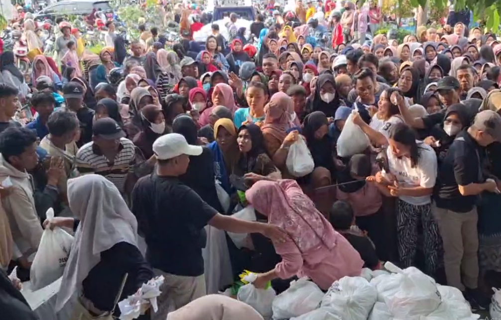 Potret antusiasme ratusan warga Pemalang mengantre paket sembako murah di halaman Pendopo Kabupaten bersama Bupati Anom Widiyantoro.