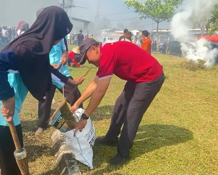 Wujudkan Stadion Kebanggaan, Langkah Nyata DPUPR Pemalang di Aksi Indonesia Asri 1 Tim DPUPR Pemalang melakukan kerja bakti penataan infrastruktur hijau di Stadion Jatidiri Comal.