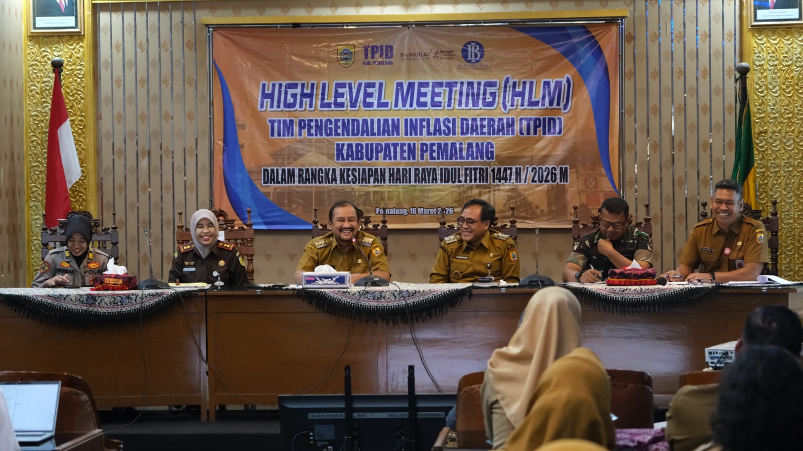 Antisipasi Lonjakan Harga Idulfitri, Pemkab Pemalang Gelar HLM TPID 1 Bupati Pemalang Anom Widiyantoro memberikan arahan dalam High Level Meeting TPID di Gedung Sasana Bakti Praja