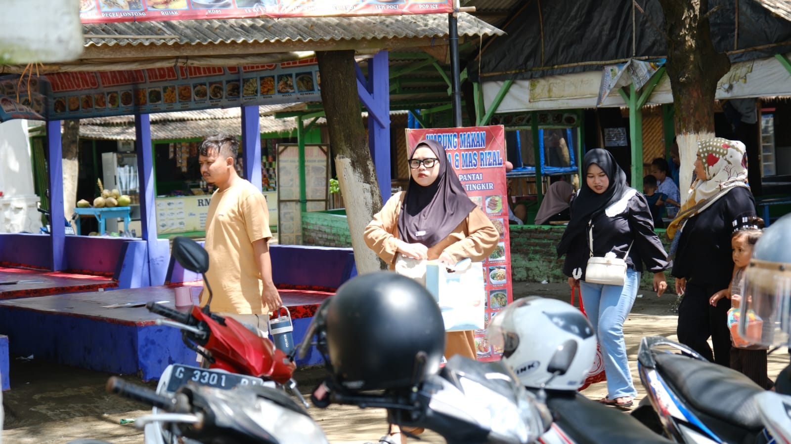 Libur Lebaran 2026: Pantai Joko Tingkir Tetap Jadi Destinasi Favorit Meski Pengunjung Melandai 1 Suasana wisatawan yang sedang bersantai di bibir Pantai Joko Tingkir Kabupaten Pemalang saat libur Lebaran.