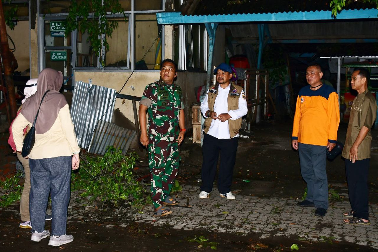 Bupati Pemalang Anom Widiyantoro meninjau proses evakuasi pohon tumbang di jalan Bantarbolang-Pemalang akibat angin puting beliung.