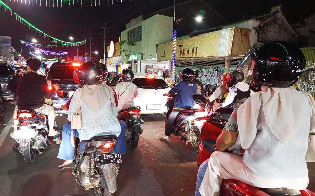 Suasana kepadatan kendaraan dan aktivitas masyarakat di kawasan City Walk Pemalang pada malam hari