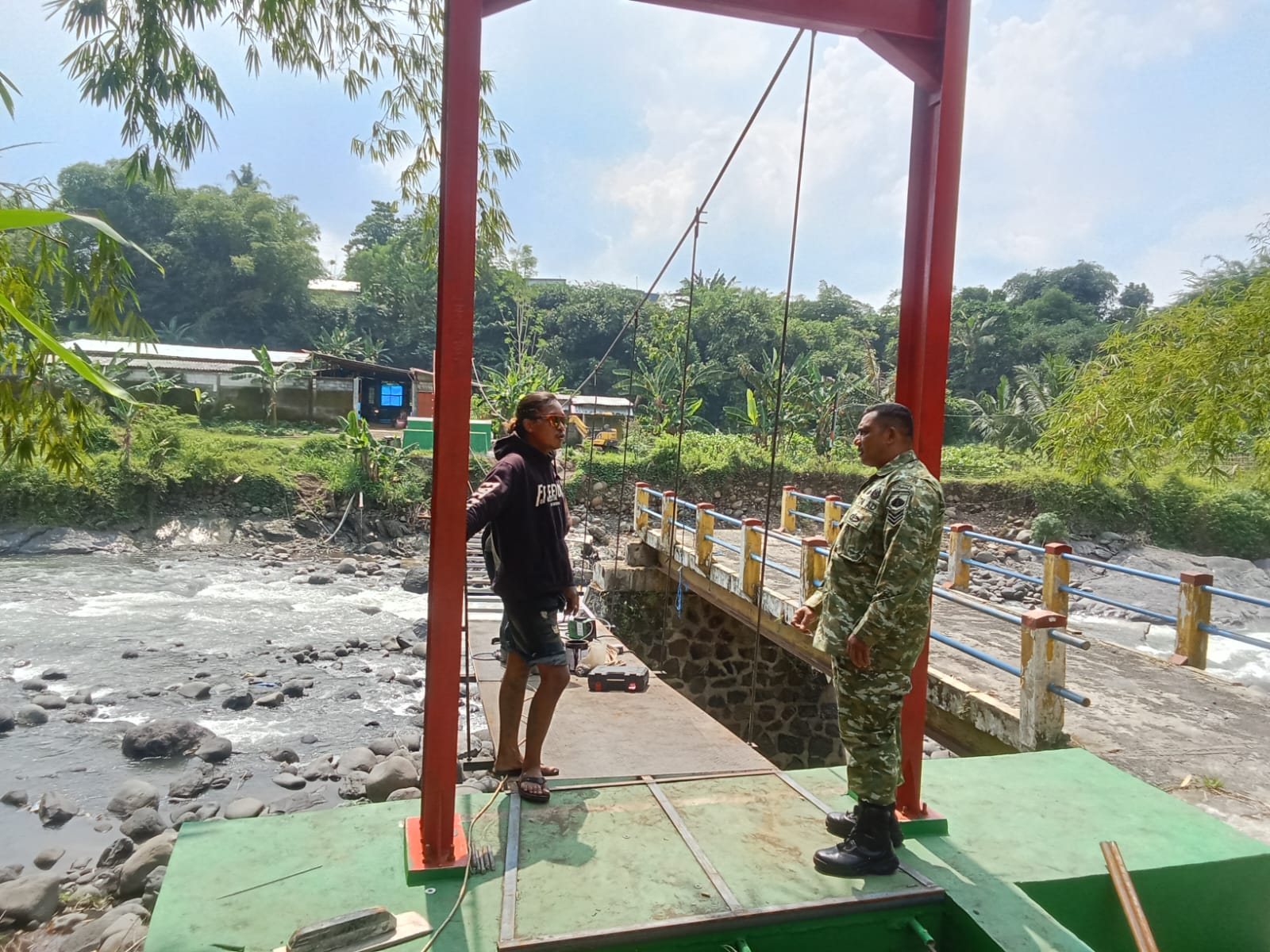 TNI dan Warga Lanjutkan Pembangunan Jembatan Garuda, Masuki Tahap Pemasangan Hanger dan Gelagar 1 IMG 20260520 WA0022