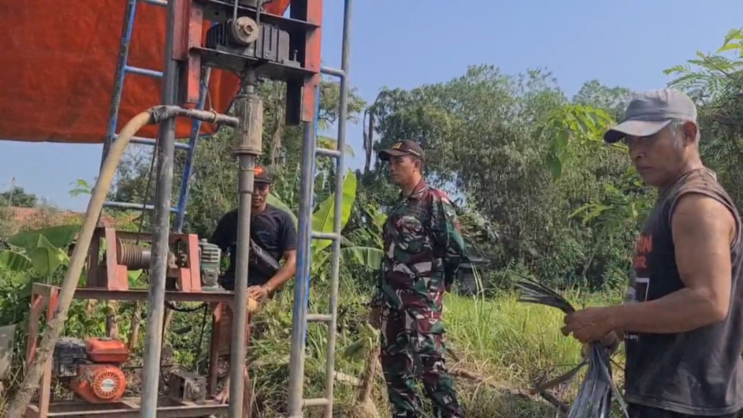 Babinsa Koramil 04/Comal Dampingi Pembuatan Sumur Bor Bantuan Mabesad, Wujud Nyata Kepedulian TNI Penuhi Kebutuhan Air Bersih Warga 1 IMG 20260721 WA0054