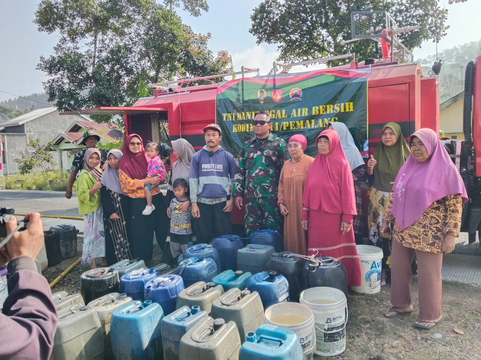 Kodim 0711/Pemalang Salurkan Bantuan Air Bersih untuk Warga Desa Gombong yang Terdampak Kekeringan 1 IMG 20260804 WA0019