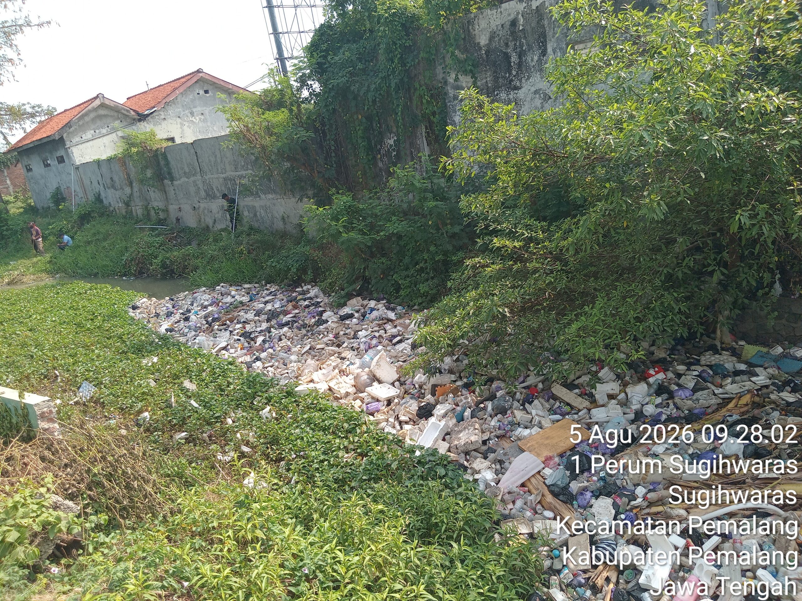 *Gotong Royong Bersihkan Jembatan Sugihwaras, Warga dan DPU Bersatu Wujudkan Infrastruktur Bersih** 1 TimePhoto 20260805 092802 scaled