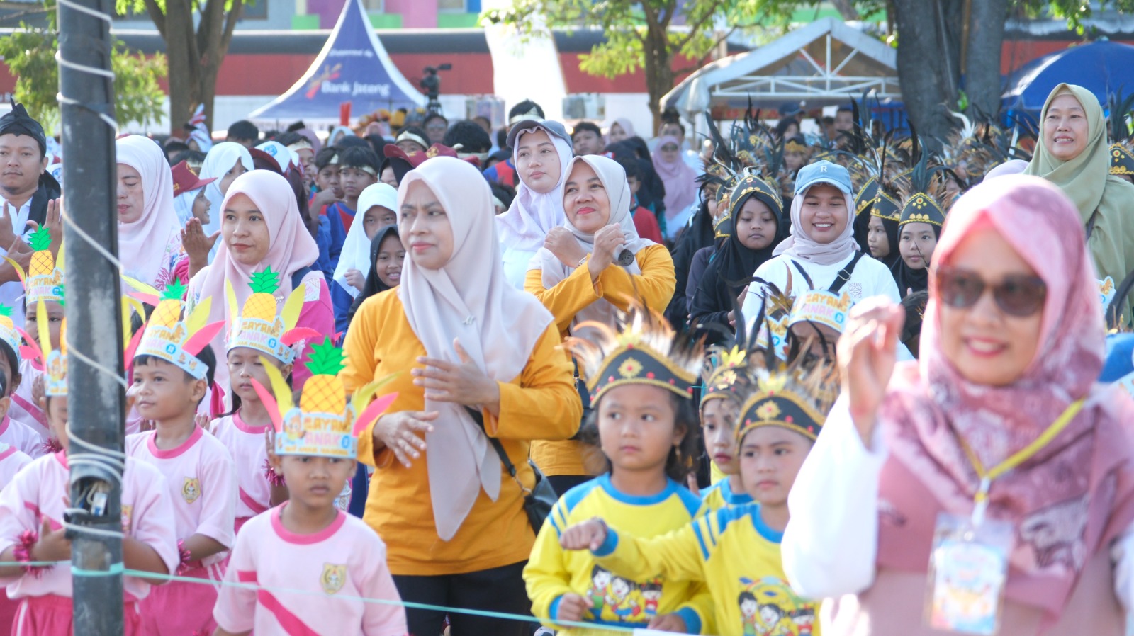 Main Egrang Hingga Karawitan, Ribuan Pelajar Semarakkan Festival Sayang Anak di Pemalang 1 Main Egrang Hingga Karawitan, Ribuan Pelajar Semarakkan Festival Sayang Anak di Pemalang