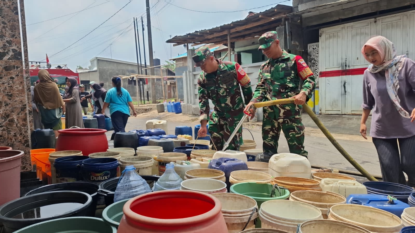 Kodim Pemalang Salurkan Bantuan Air Bersih untuk Warga Terdampak Kekeringan di Desa Pulosari 1 IMG 20260929 WA0019