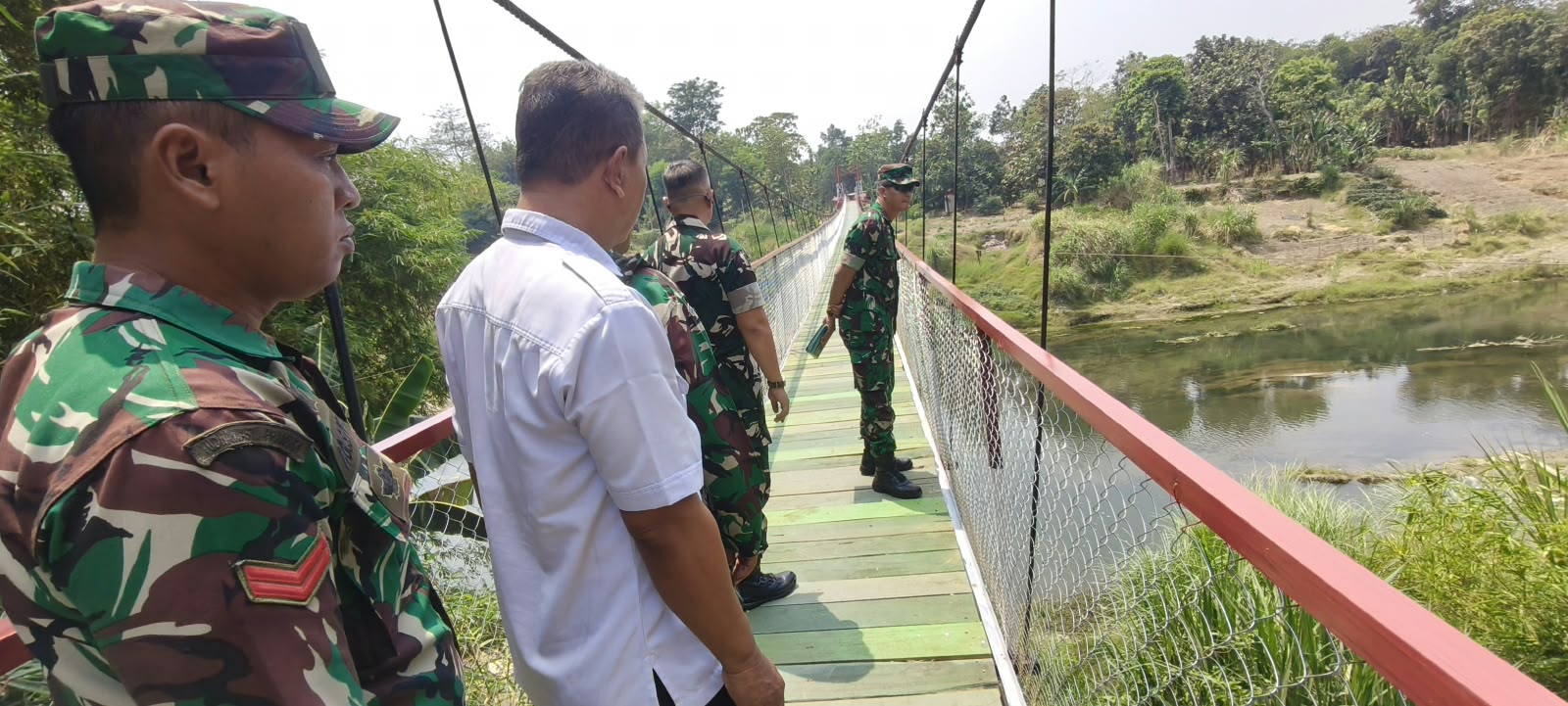 Dandim Pemalang Dampingi Katim Wasrik Itdam IV/Diponegoro Tinjau Progres Pembangunan Jembatan Gantung Perintis Garuda Sungai Comal 1 IMG 20260930 WA0049