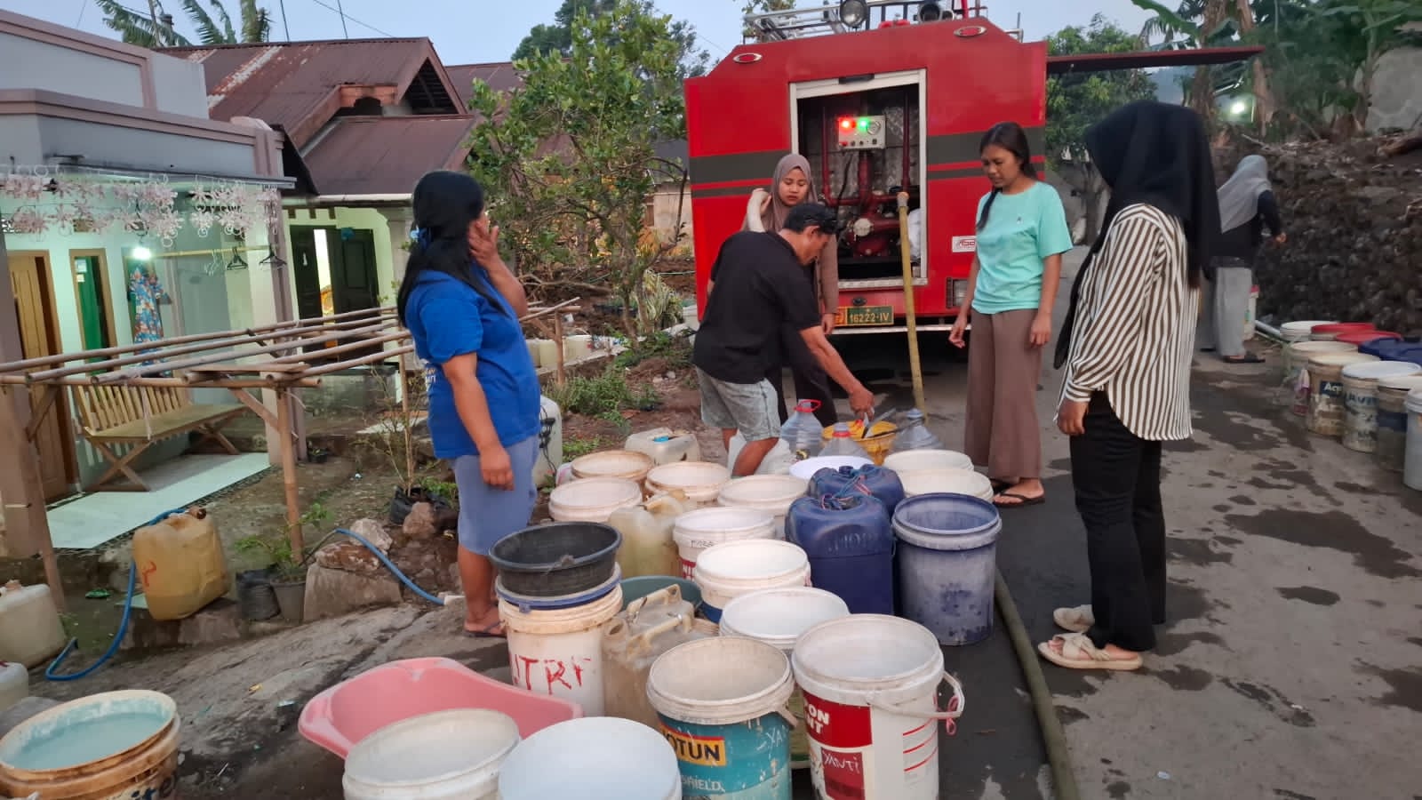 Kodim 0711/Pemalang Salurkan Bantuan Air Bersih Hingga Malam Hari, Warga Desa Cikendung Sampaikan Terima Kasih 1 IMG 20261002 WA0055