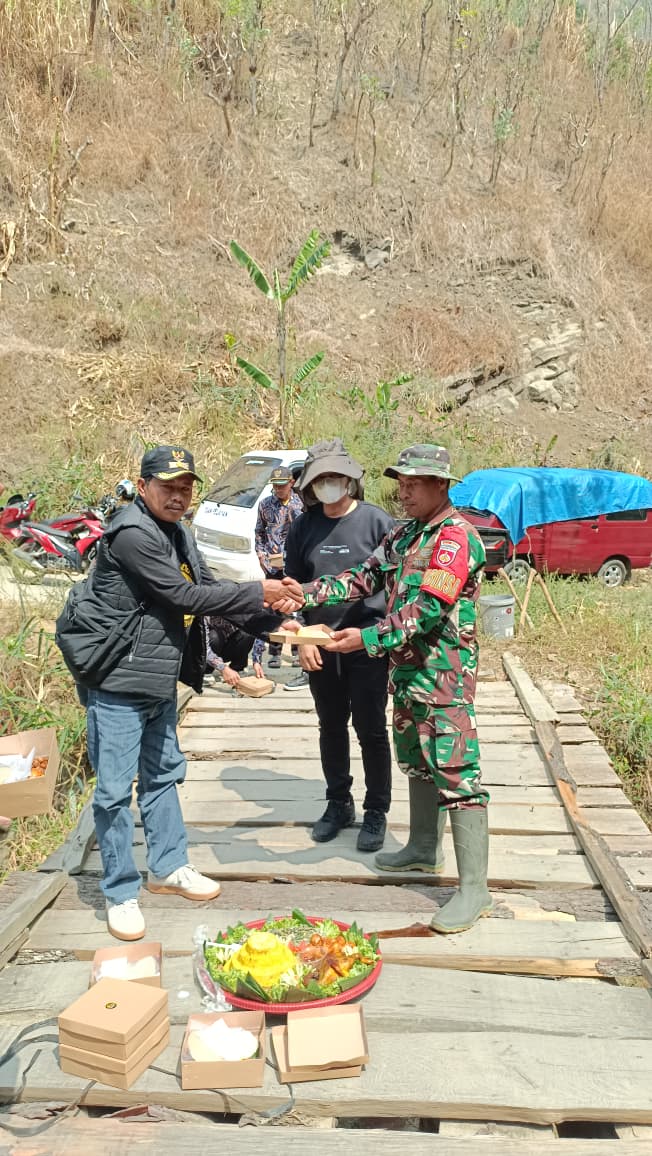 Babinsa Koramil Watukumpul Hadiri Doa Bersama dan Peletakan Batu Pertama Pembangunan 11 Titik Jembatan Garuda Merah Putih di Desa Cikadu 1 IMG 20261015 WA0017